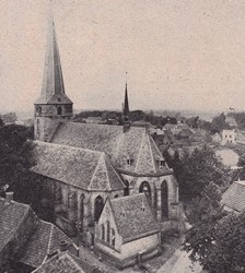 <p>Foto van de St. Pancratiuskerk uit ca. 1920. Rechts is nog een klein stuk van het inmiddels verhoogde dak van Markt 8 te zien (Historische Kring Haaksbergen). </p>
